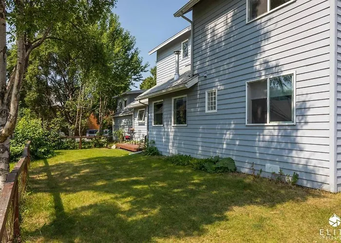 Coastal Place - Best Location In Downtown!
