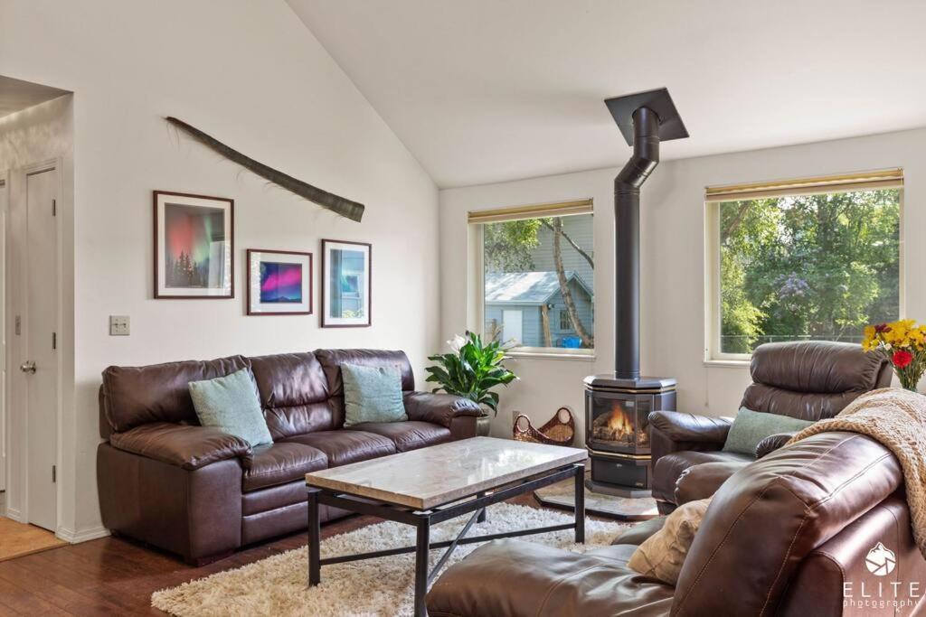Coastal Place - Location In Downtown!